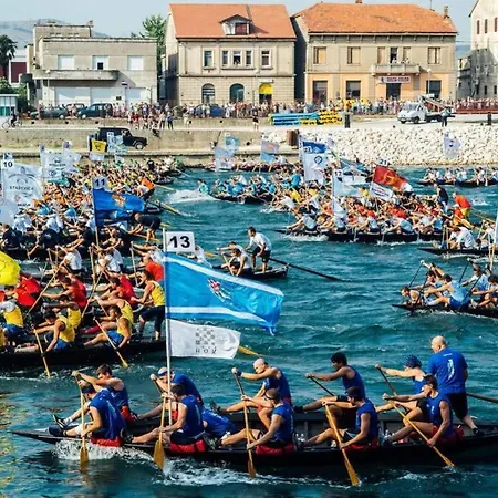 Angie In The Centre Of Lägenhet