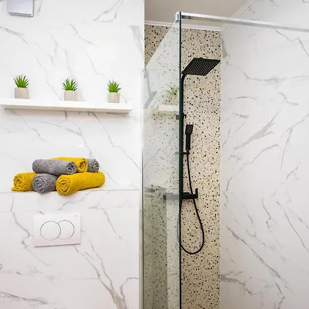 Angie In The Centre Of Lägenhet