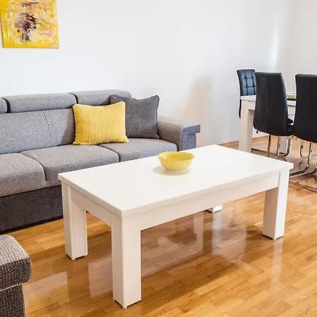 Angie In The Centre Of Меткович