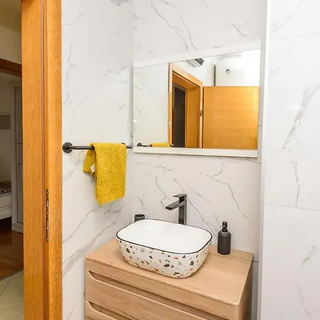 Angie In The Centre Of דירה *