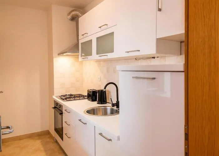 Angie In The Centre Of Apartman *