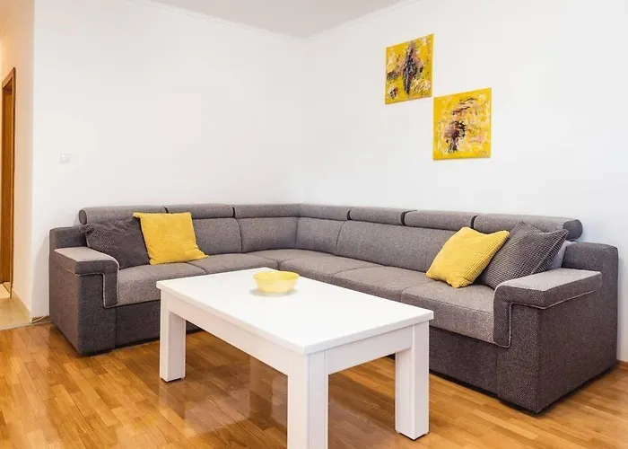 Angie In The Centre Of Apartman