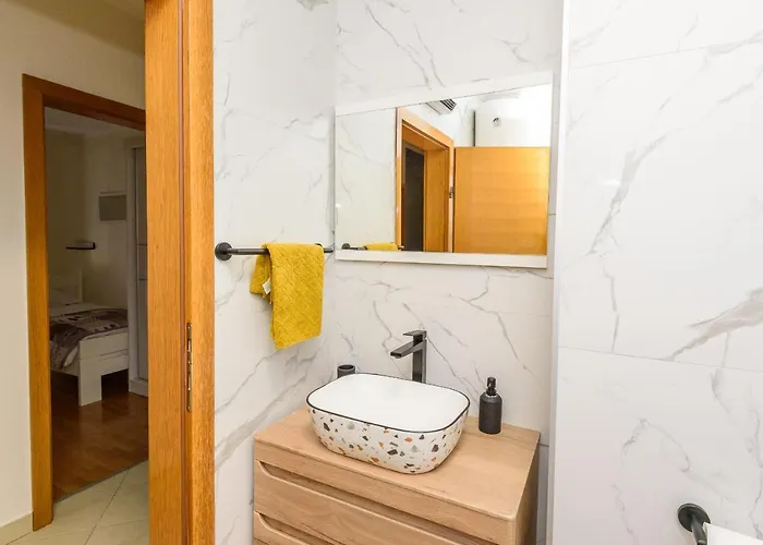 Angie In The Centre Of Apartman *