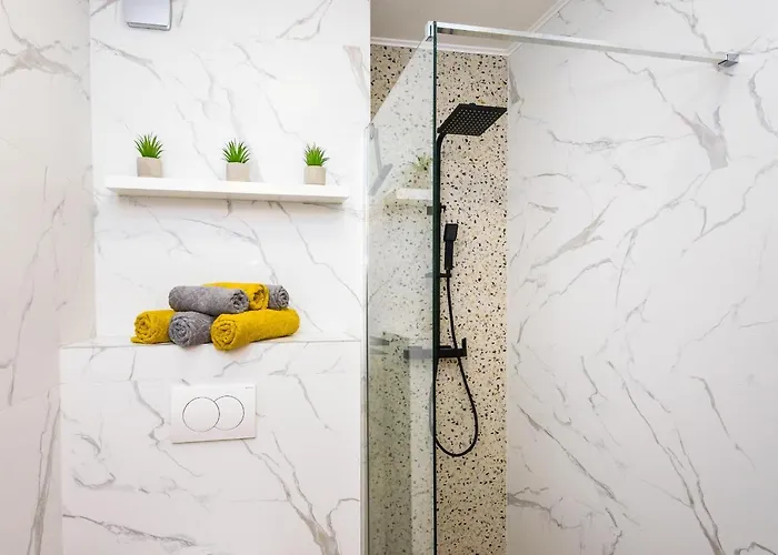 Angie In The Centre Of Apartman