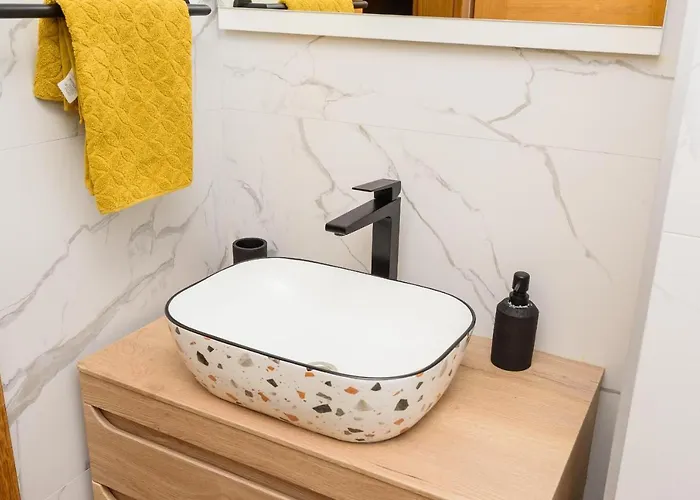 Angie In The Centre Of Apartman